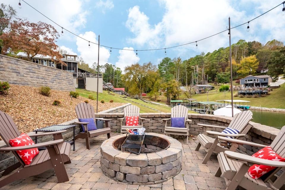 Lynchburg's Best-Kept Secret: A Unique Rental with Private Dock and Open Water Views House in Lynchburg