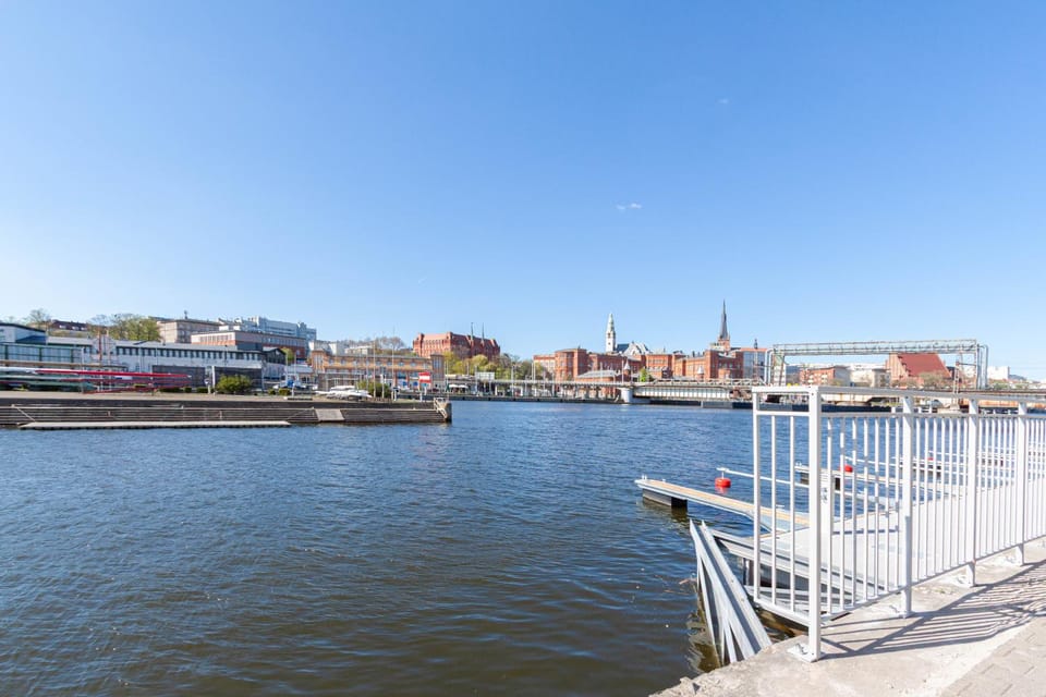 Nearby landmark, Off site, Day, Neighbourhood, Natural landscape, Activities, City view, River view