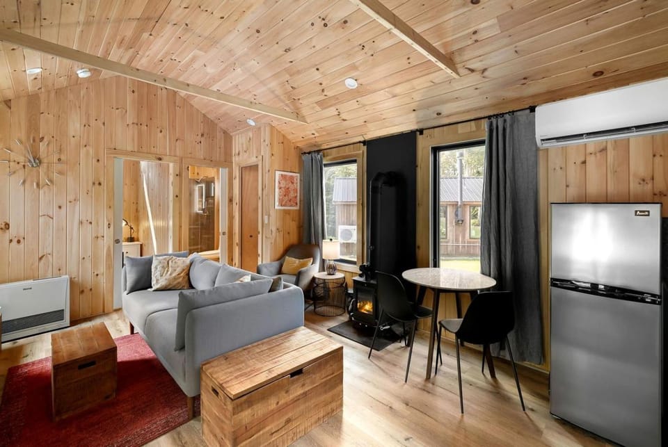 Scandinavian-Style Cottage Fully Equipped in Vermont House in Hyde Park