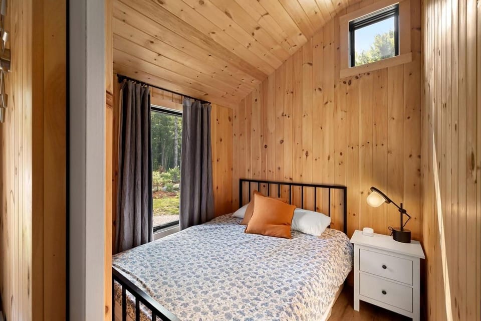 Scandinavian-Style Cottage Fully Equipped in Vermont House in Hyde Park