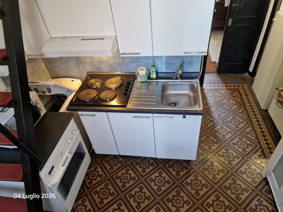 Kitchen or kitchenette, oven, stove