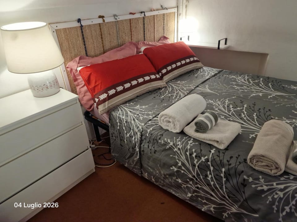 Bed, Bedroom, towels