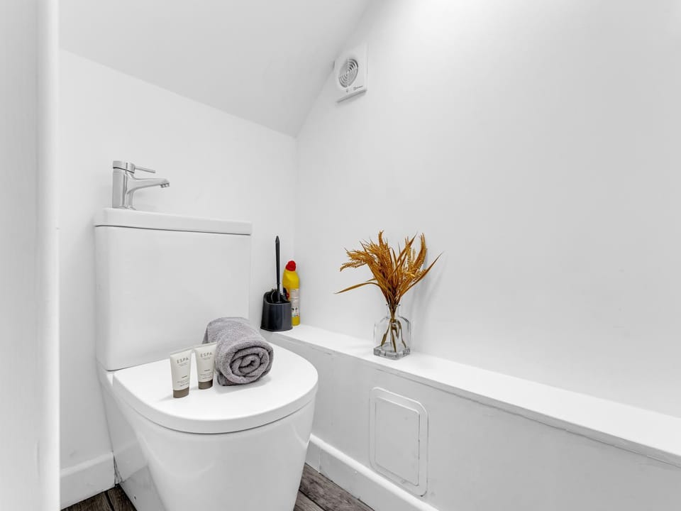 Long term booking perks,Luxury house,Pool table,Table tennis,Zip link beds,6 Car drive,Projector House in Oldham District