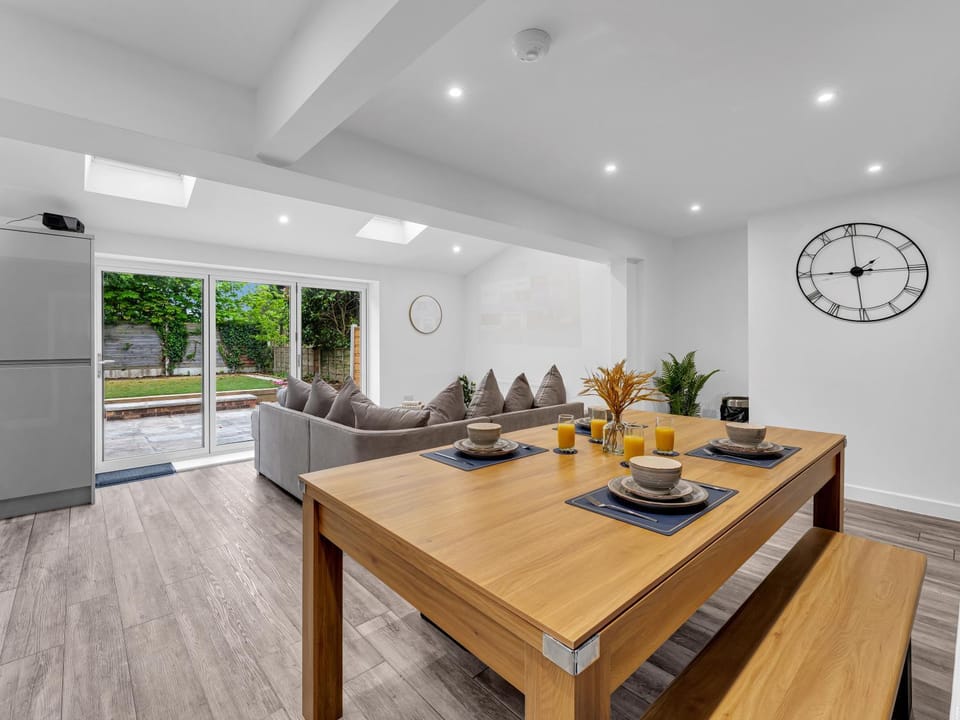 Long term booking perks,Luxury house,Pool table,Table tennis,Zip link beds,6 Car drive,Projector House in Oldham District