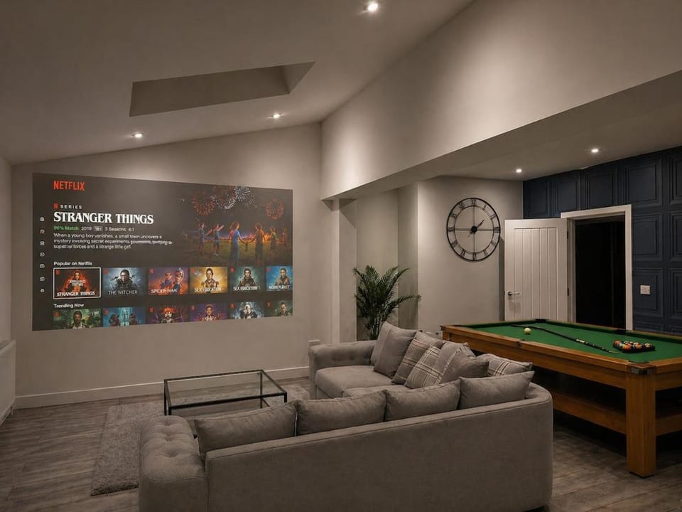 Long term booking perks,Luxury house,Pool table,Table tennis,Zip link beds,6 Car drive,Projector House in Oldham District