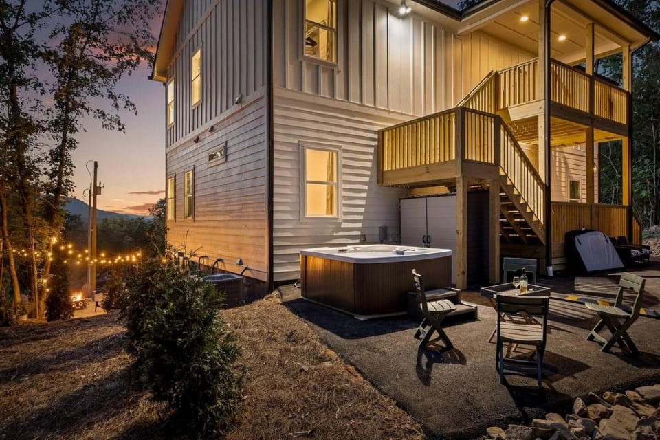 Modern Secluded Cabin with Hot Tub and Mountain Views in Fairview, Georgia Cabin in Alabama