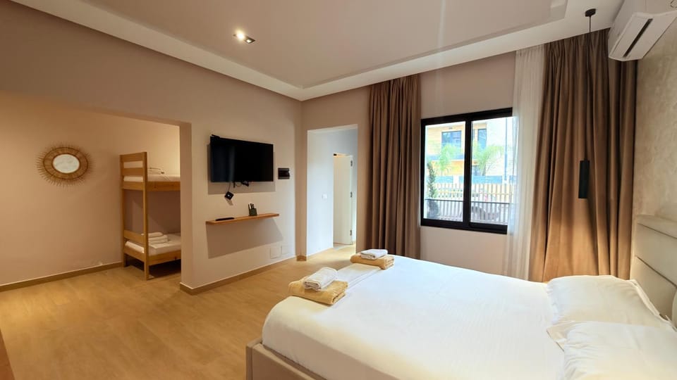 Bed, TV and multimedia, Photo of the whole room, Bedroom, hair dresser, towels