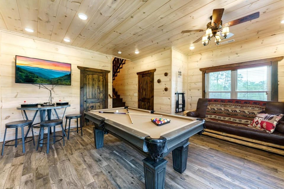 Outstanding Cabin with Game Room, Jacuzzi and Cinema Room in Tennessee Cabin in Sevierville