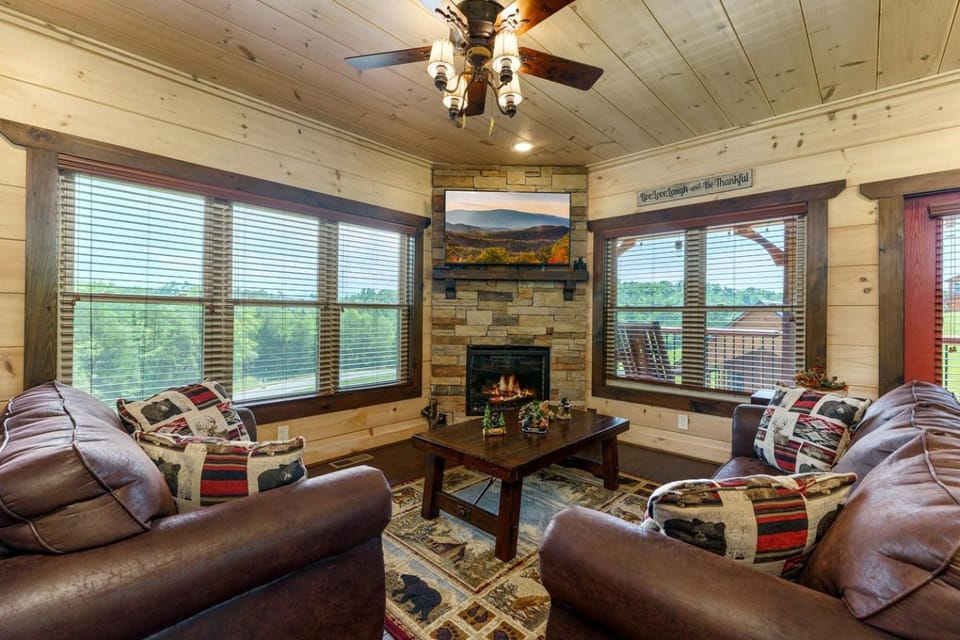 Outstanding Cabin with Game Room, Jacuzzi and Cinema Room in Tennessee Cabin in Sevierville