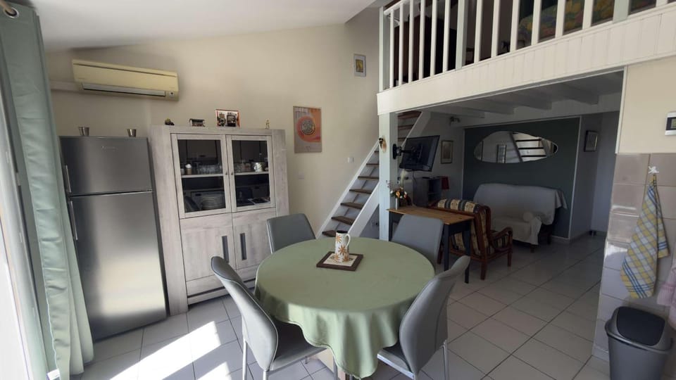 AIG186 Charmant T2 Mezzanine avec terrasse ensoleillée Parking Wifi et Clim Apartment in Gruissan
