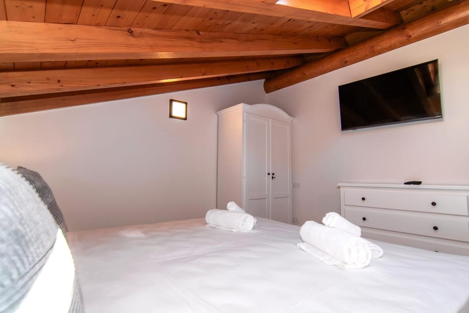 Bed, TV and multimedia, Bedroom, towels, wardrobe