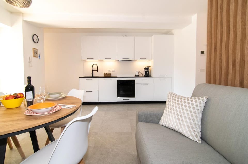 Kitchen or kitchenette, Living room, Seating area, Dining area, oven, stove