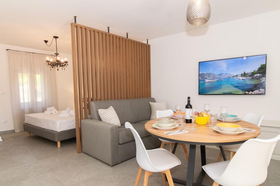 Bed, TV and multimedia, Living room, Photo of the whole room, Seating area, Dining area, Bedroom