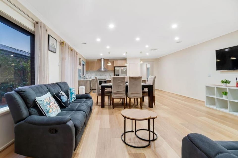 Spacious & cozy retreat in Melbourne west Villa in Truganina