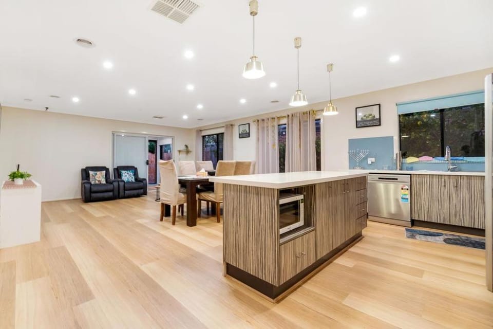 Spacious & cozy retreat in Melbourne west Villa in Truganina