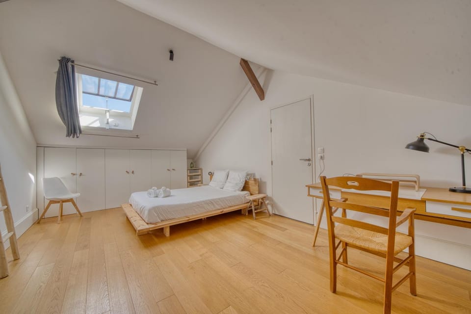 Bed, Photo of the whole room, Bedroom, towels