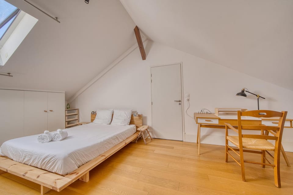 Bed, Photo of the whole room, Bedroom, towels