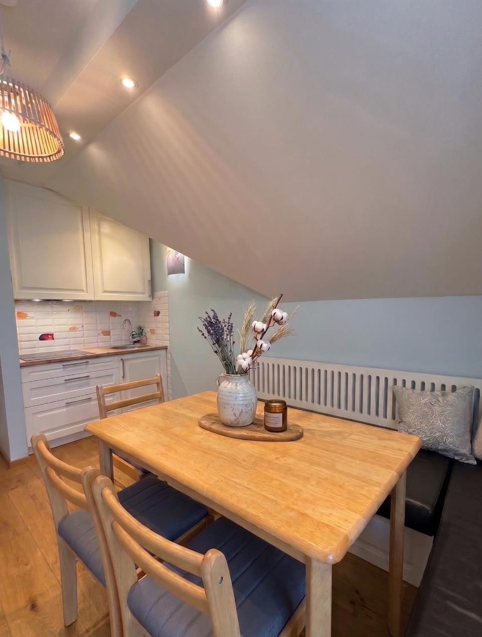 Kitchen or kitchenette, Dining area, stove