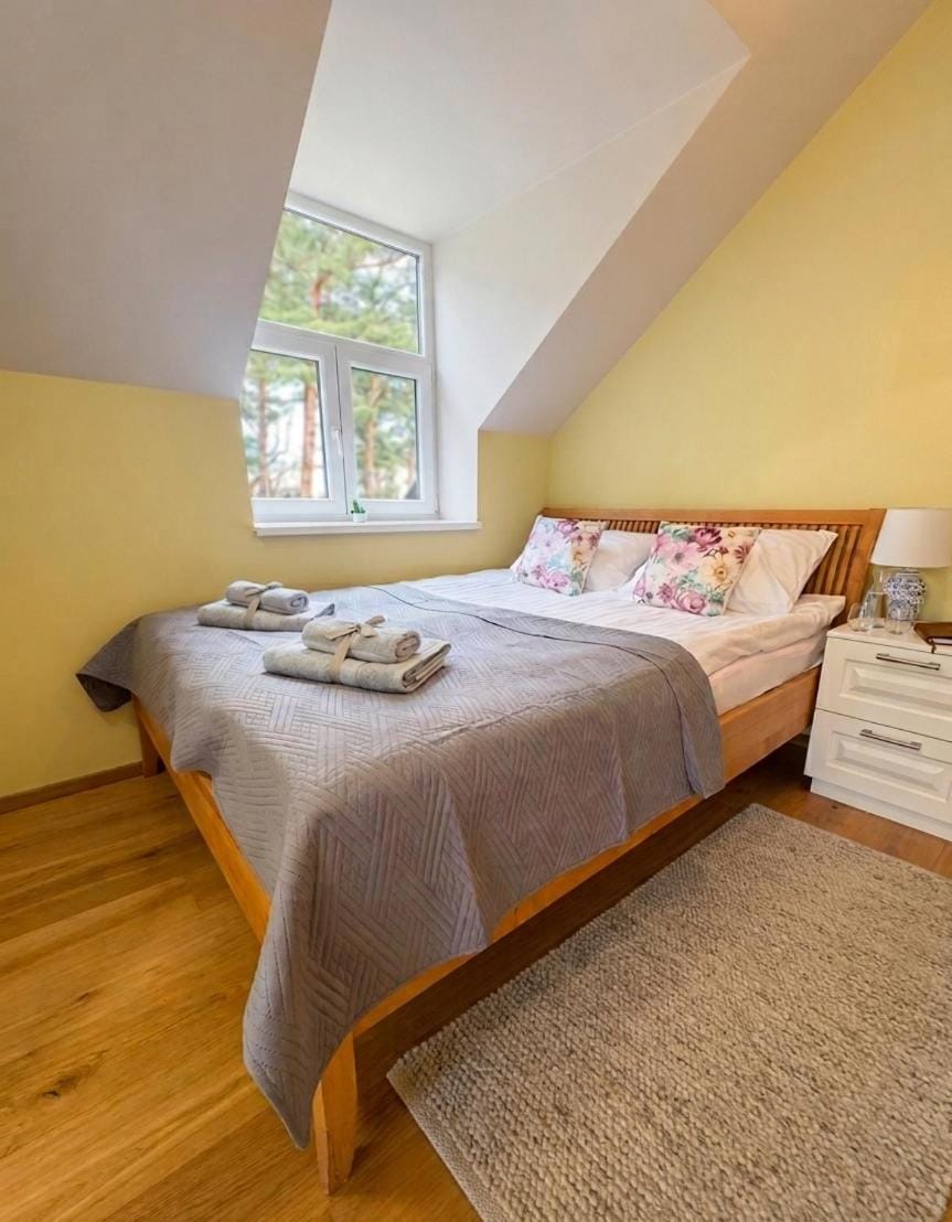 Bed, Bedroom, towels