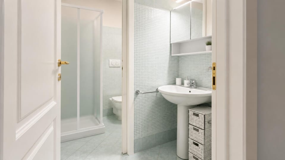 Shower, Toilet, Bathroom, towels