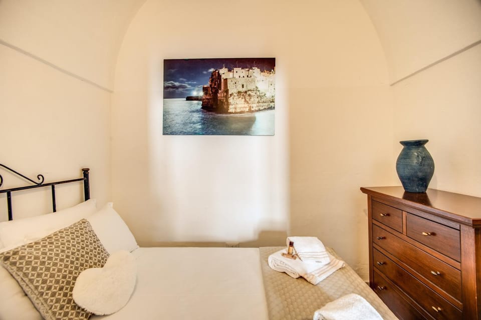 Bed, TV and multimedia, Living room, Photo of the whole room, Seating area, Bedroom, towels