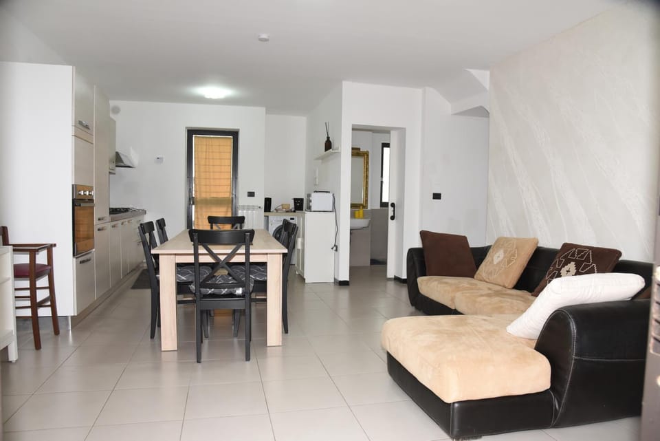 Kitchen or kitchenette, Living room, Seating area, Dining area