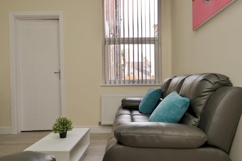 Hamilton's Rest Serviced Accommodation - Coventry House in Coventry