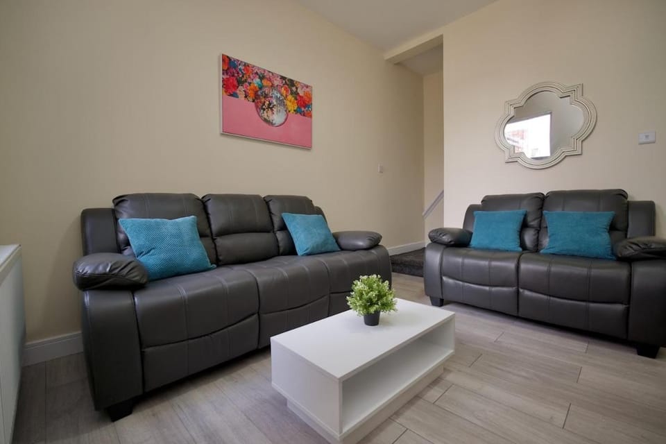 Hamilton's Rest Serviced Accommodation - Coventry House in Coventry