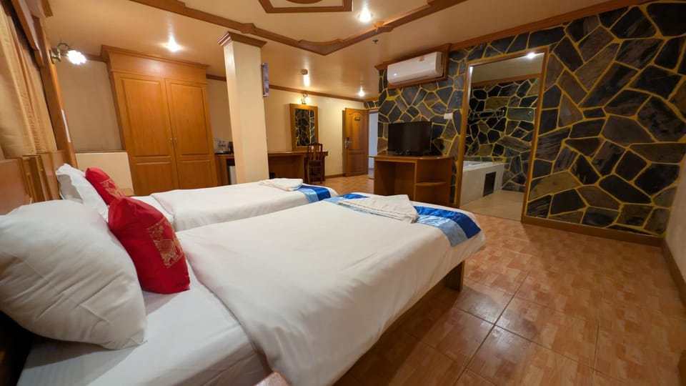 Bed, Living room, Photo of the whole room, Seating area, Bedroom