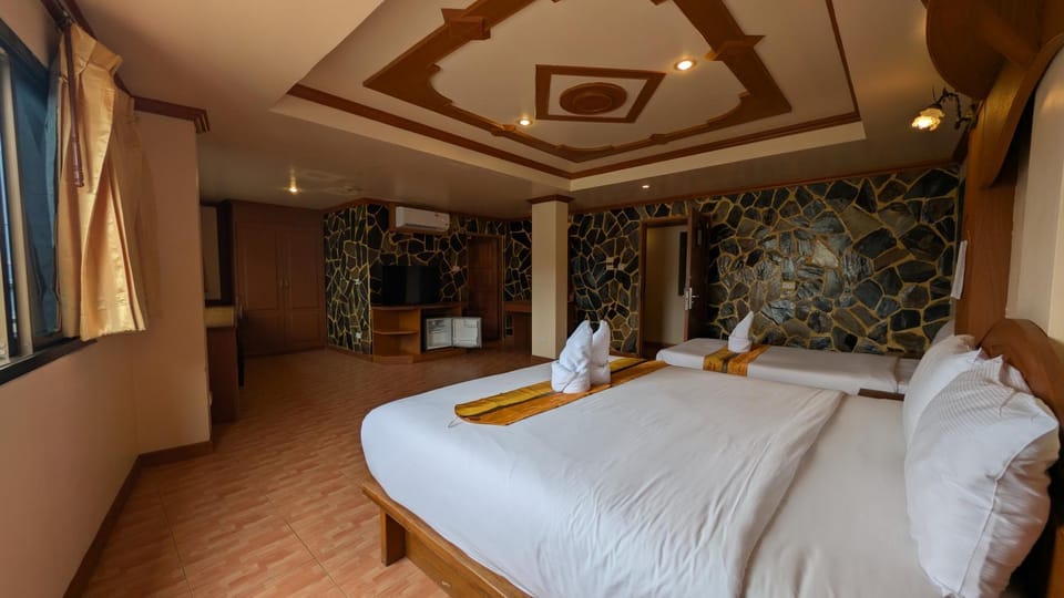 Bed, TV and multimedia, Photo of the whole room, Bedroom