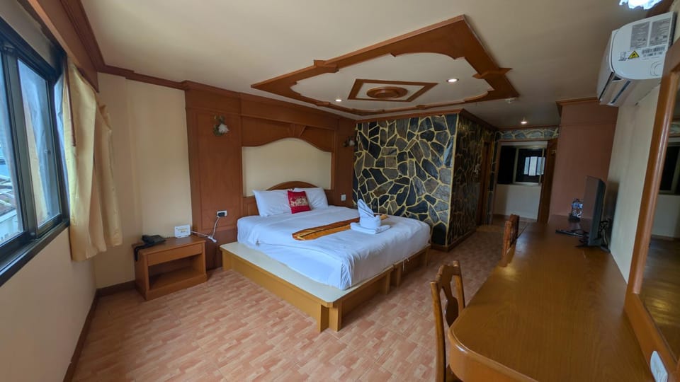 Bed, TV and multimedia, Photo of the whole room, Bedroom, wardrobe, air conditioner