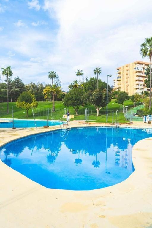 Day, Swimming pool