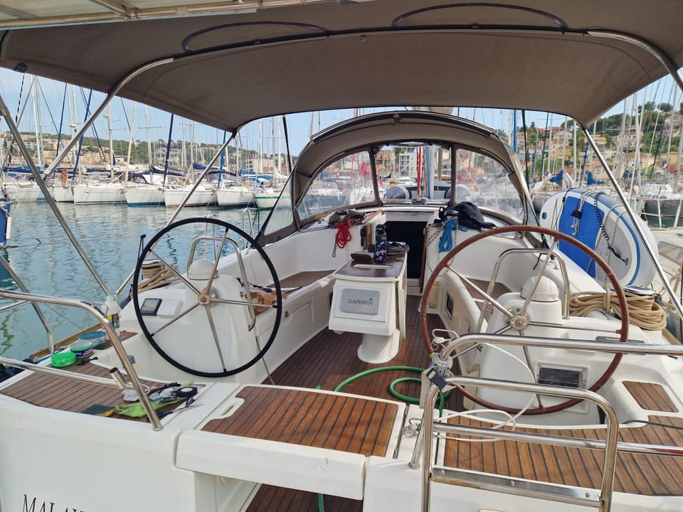 Voilier à quai Location insolite Docked boat in French Riviera