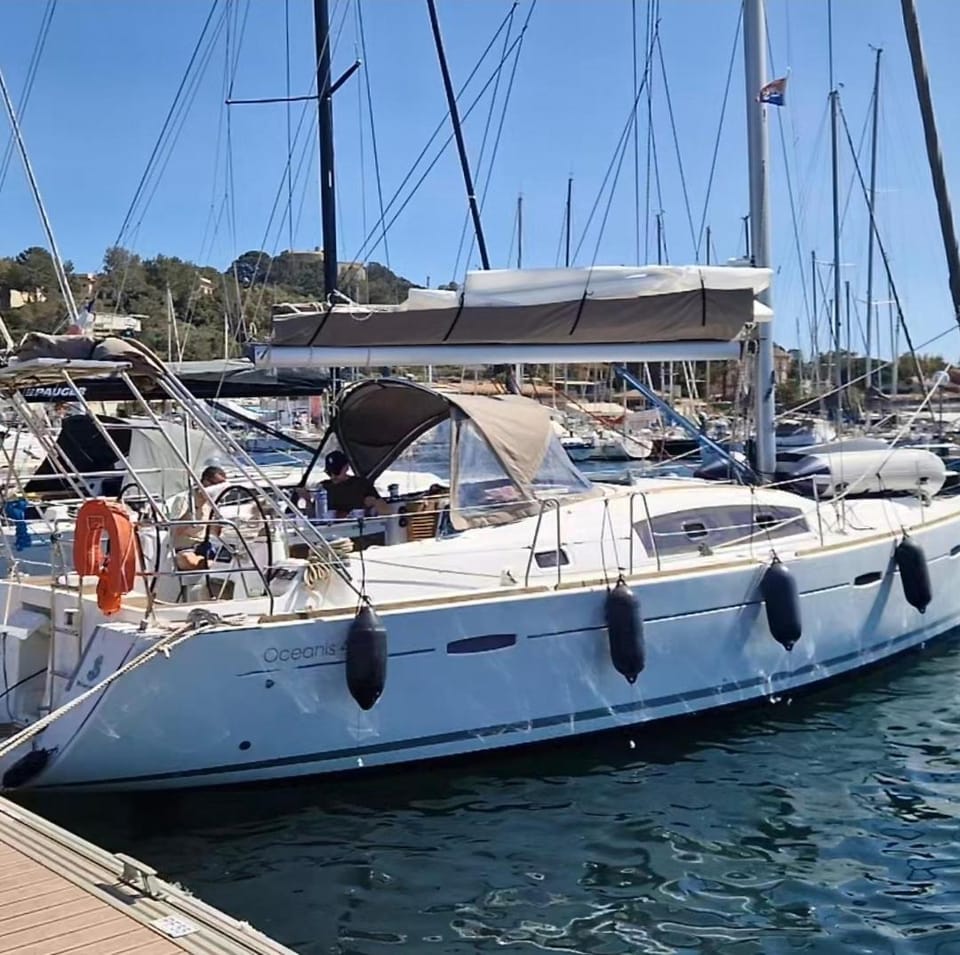 Voilier à quai Location insolite Docked boat in French Riviera