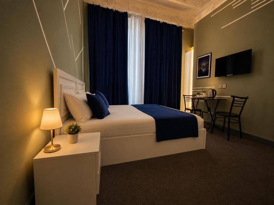 Communal lounge/ TV room, Bed, TV and multimedia, Photo of the whole room, Evening entertainment, Bedroom, hair dresser