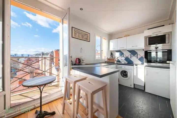 WeHost - Rivet - Vue panoramique sur Fourvière – Balcon & Parking Apartment in Lyon