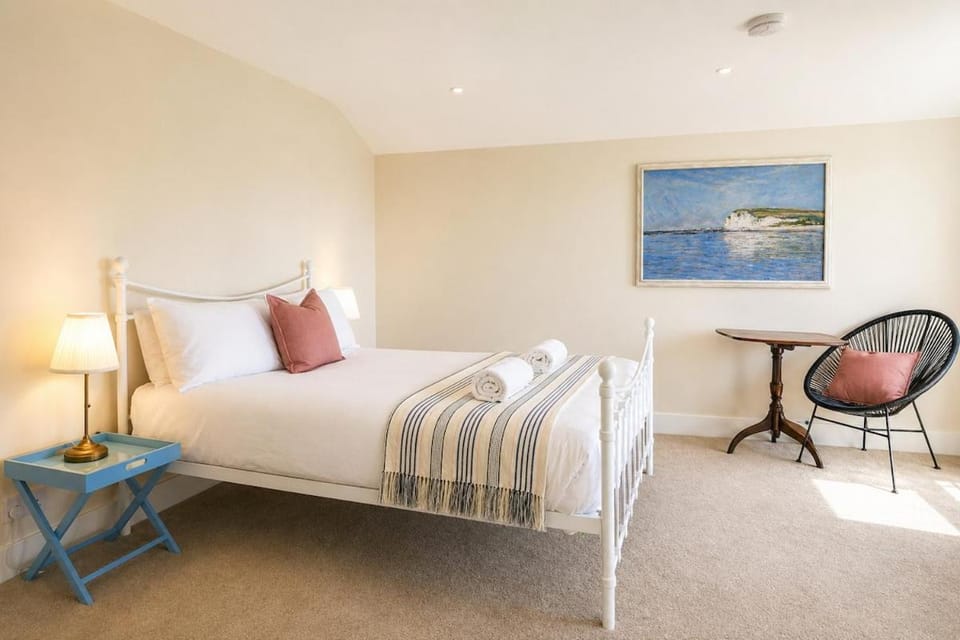 White House with sea views, 2 minute walk to Pett Level beach Villa in Rother District