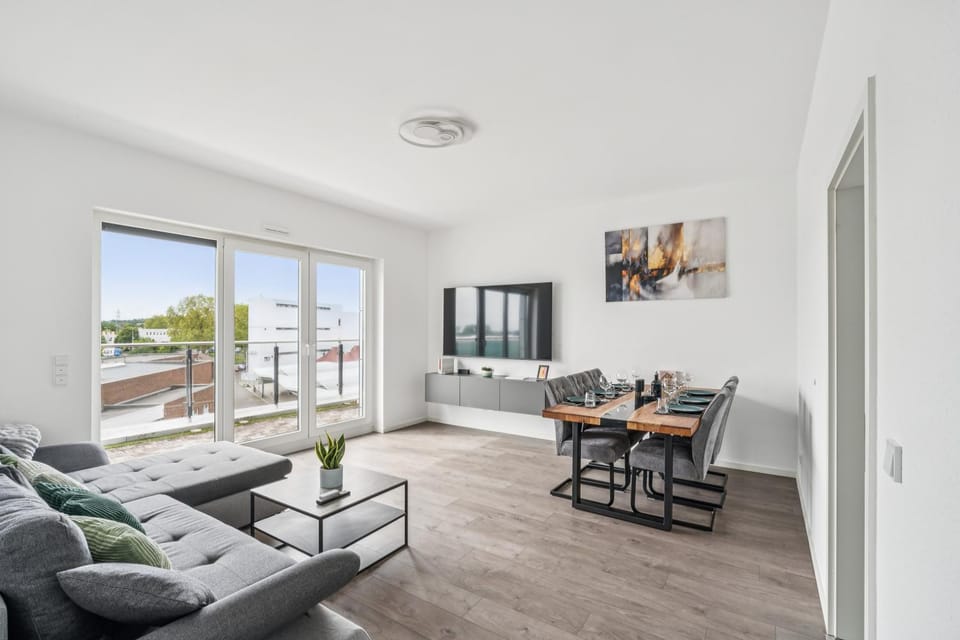 Communal lounge/ TV room, TV and multimedia, Living room, Seating area, Dining area, Evening entertainment