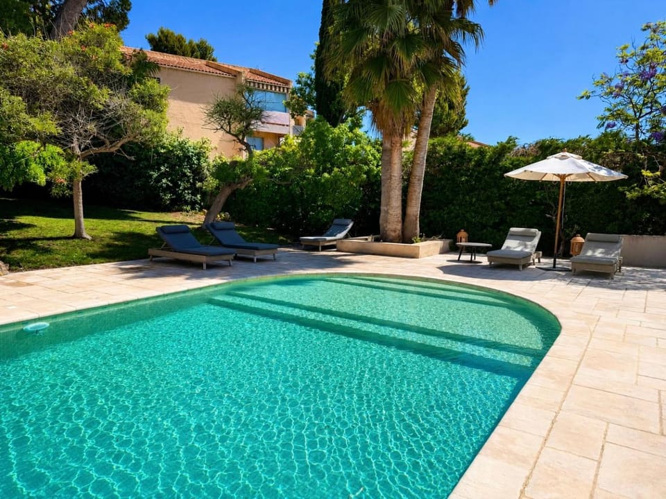 Swimming pool, sunbed