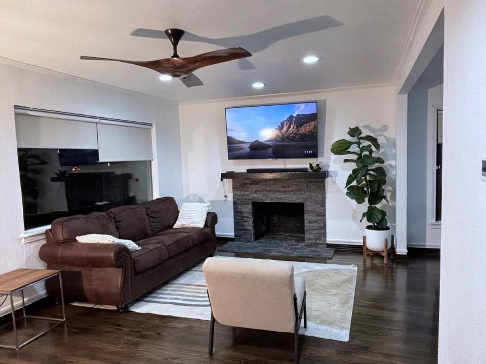 Simple Comforts Home - Midway Hollow North Dallas - Pets Welcome House in Dallas