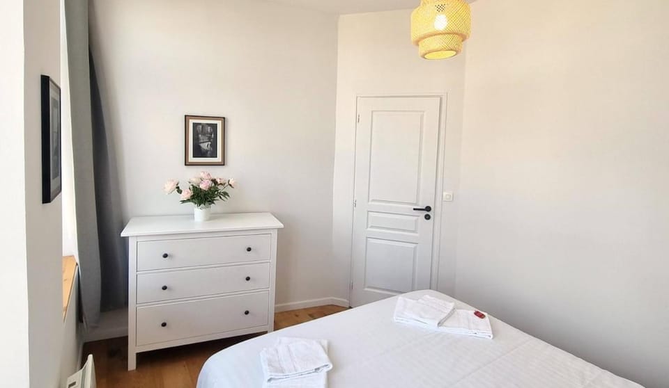 AGENCE MOMENT 'APART Riverside Apartment in Lille