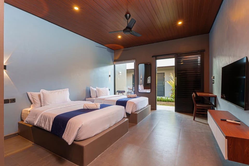 Bed, TV and multimedia, Photo of the whole room, Bedroom