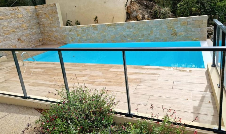 Quiet studio in new residence with pool & AC Apartment in Eze