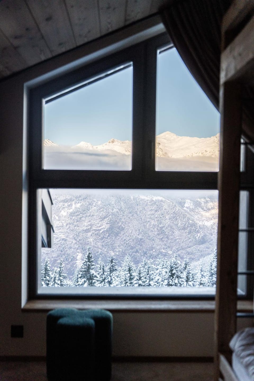 Bedroom, Mountain view