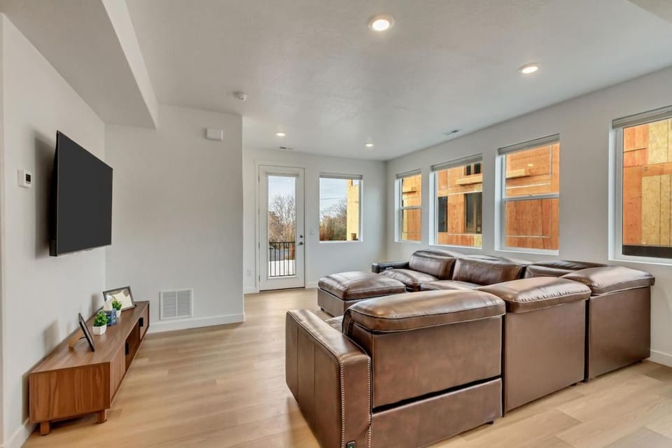 Communal lounge/ TV room, TV and multimedia, Living room, Seating area