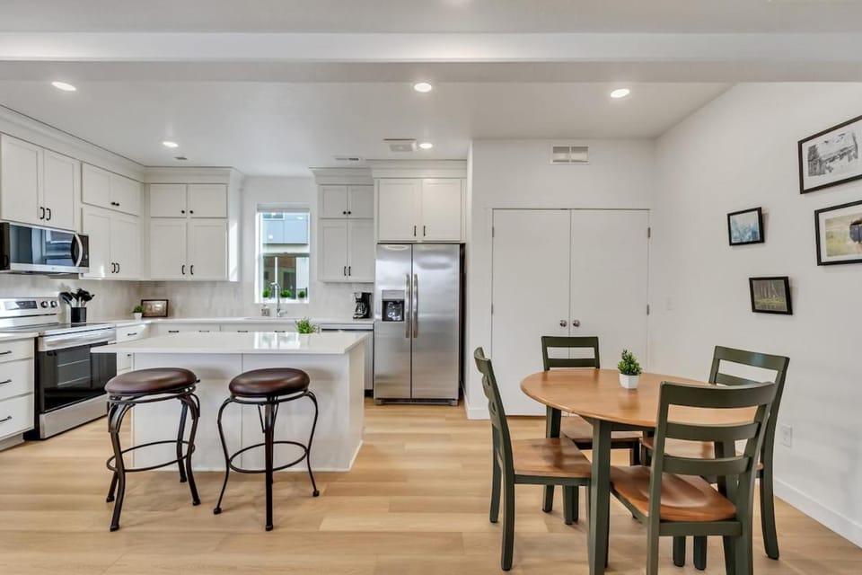 Kitchen or kitchenette, Seating area, dishwasher, oven, pet friendly, stove, toaster