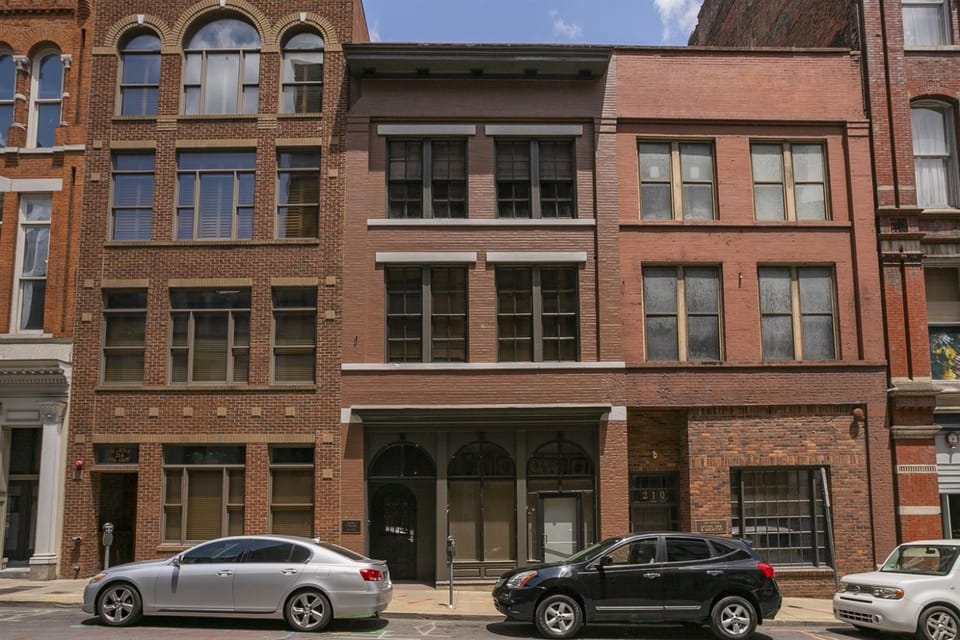 The Record Room -steps to Broadway & Printers Alley Apartment in East Nashville