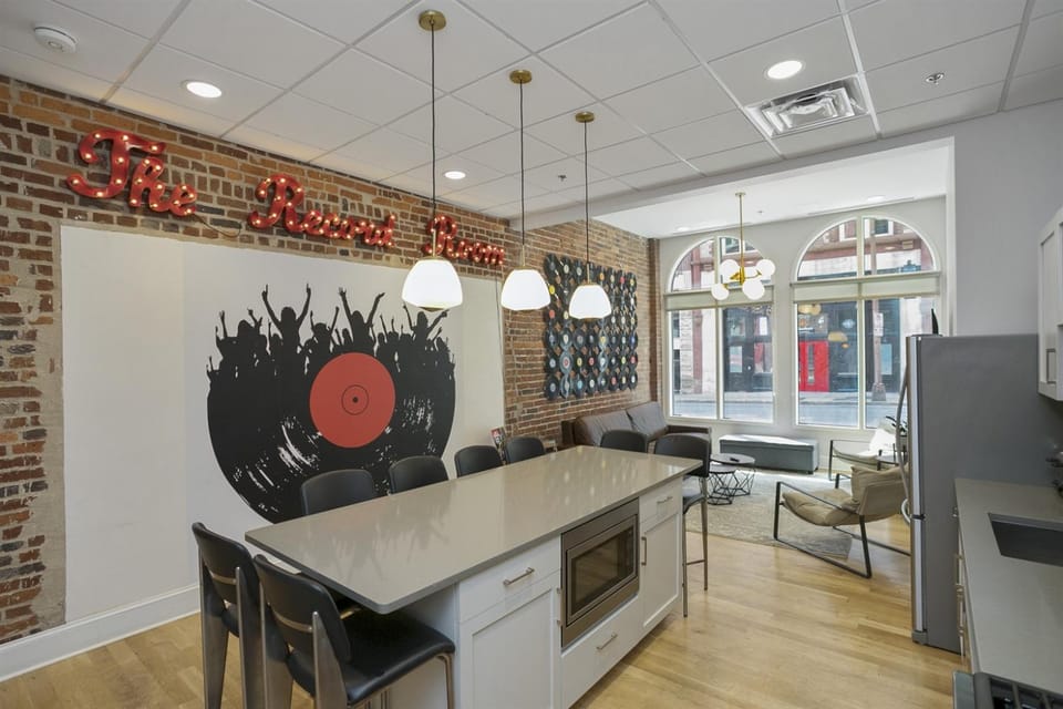 The Record Room -steps to Broadway & Printers Alley Apartment in East Nashville