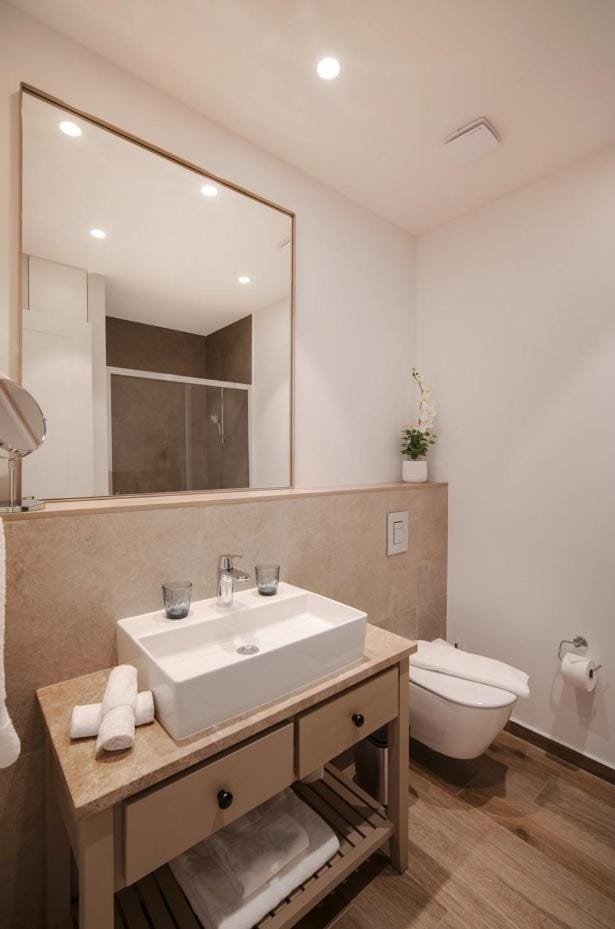 Toilet, Bathroom, towels