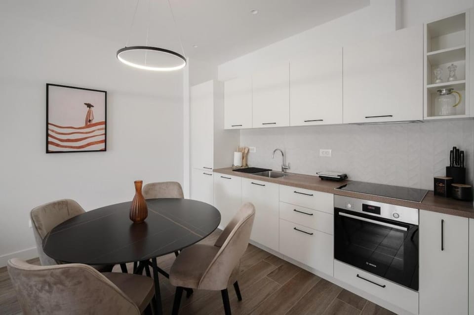 Coffee/tea facilities, Kitchen or kitchenette, Seating area, Dining area, oven, stove, toaster